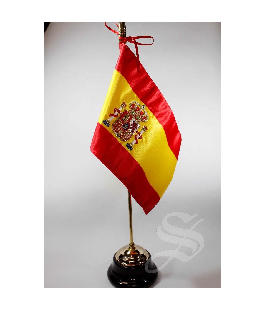 BANDERA ESPAÑA SOBREMESA 15X25, CON MASTIL DORADO Y BASE DE MADERA. 42 CM.