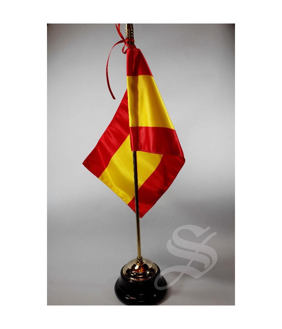 BANDERA ESPAÑA SOBREMESA 15X25, CON MASTIL DORADO Y BASE DE MADERA. 42 CM.