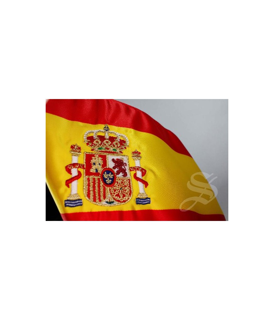 BANDERA ESPAÑA SOBREMESA 15X25, CON MASTIL DORADO Y BASE DE MADERA. 42 CM.