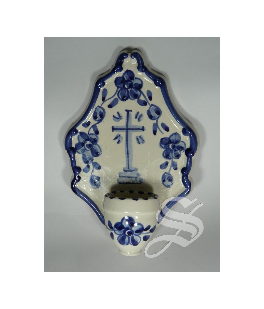 BENDITERA CERAMICA CON CRUZ  Y FLORES AZUL 14 * 20 CM