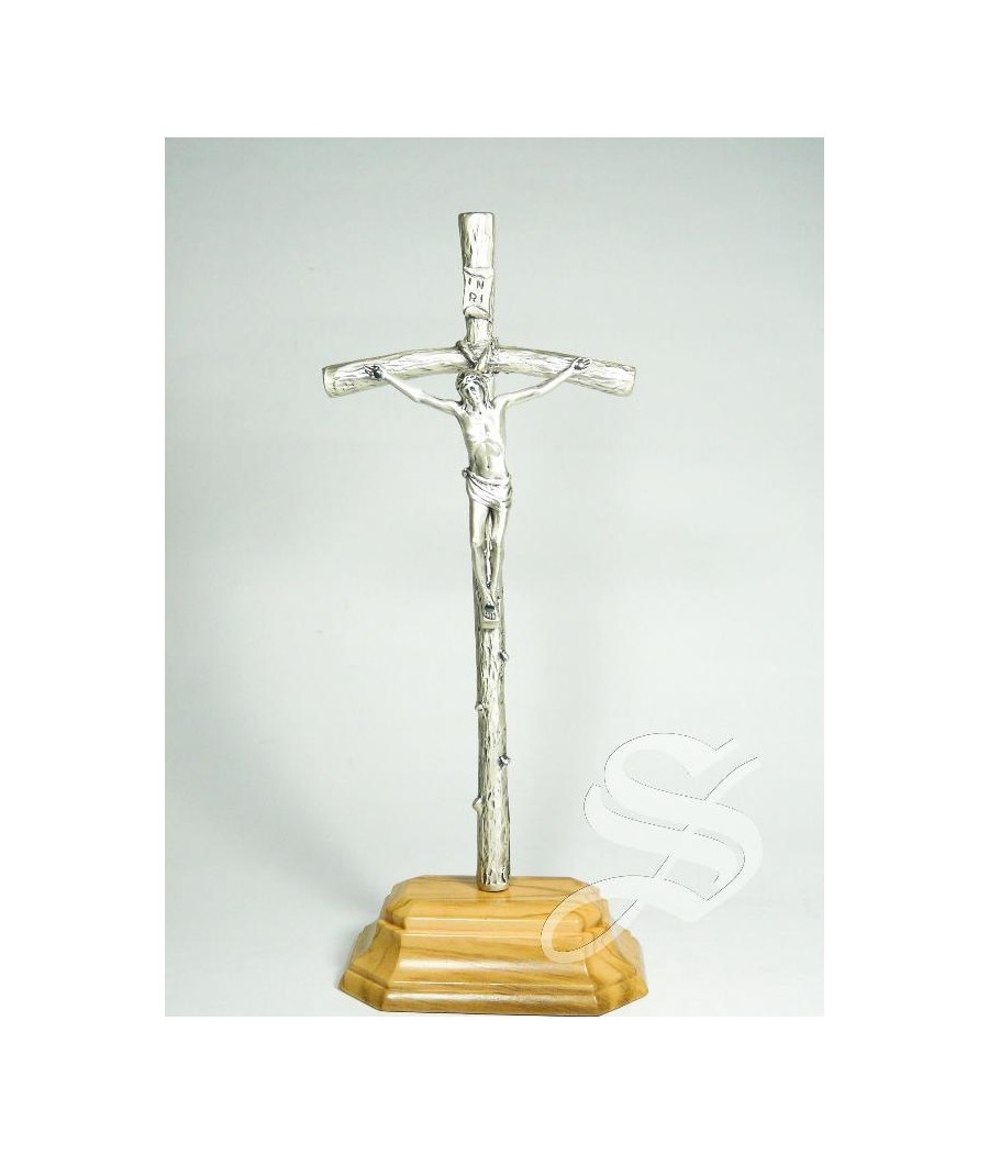 CRUZ PAPAL METAL CON BASE MADERA DE OLIVO 23 X 9