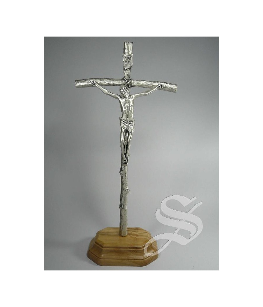 CRUZ PAPAL METAL CON BASE MADERA DE OLIVO 32 X 15