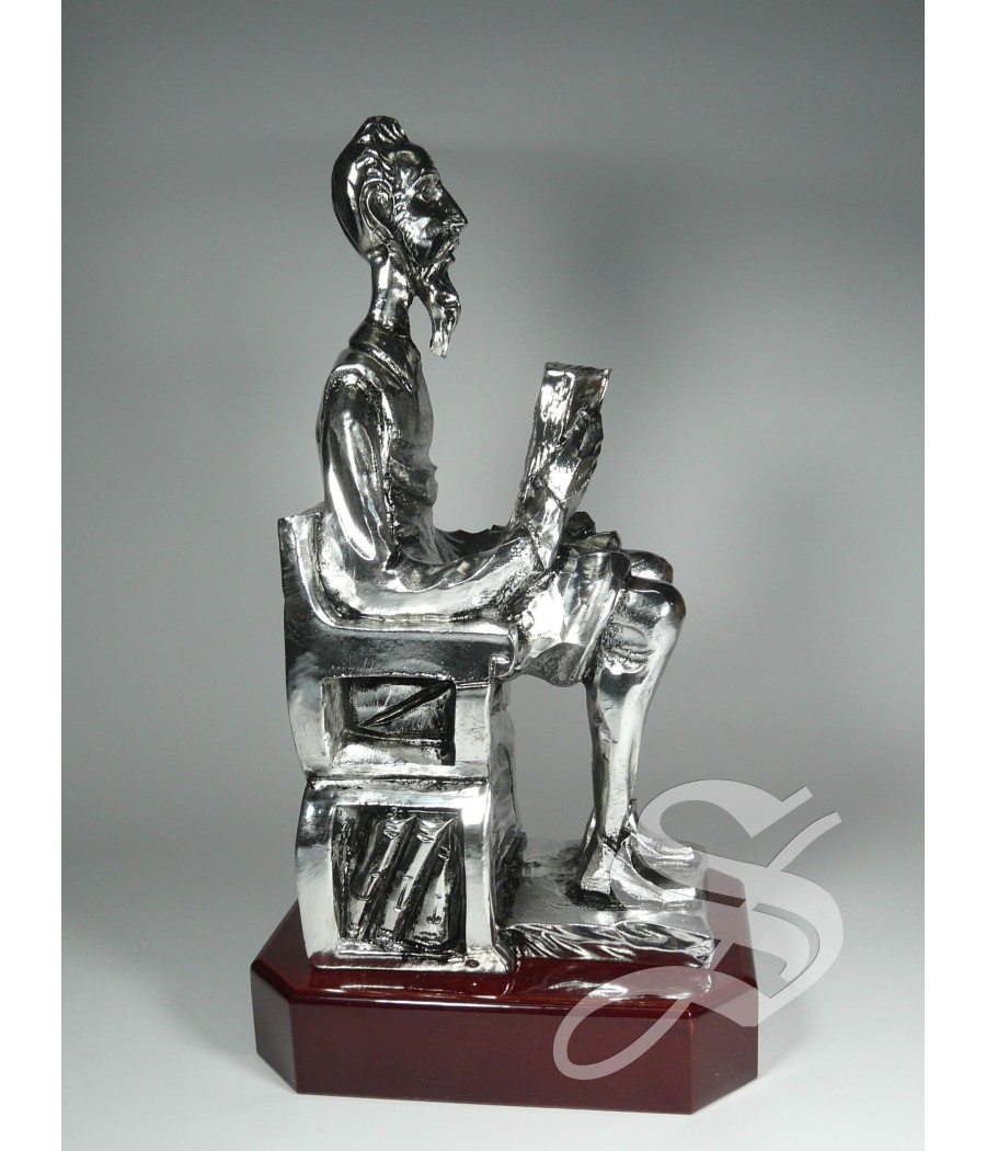 FIGURA D. QUIJOTE SENTADA LEYENDO 27 CM BAÑO PLATA