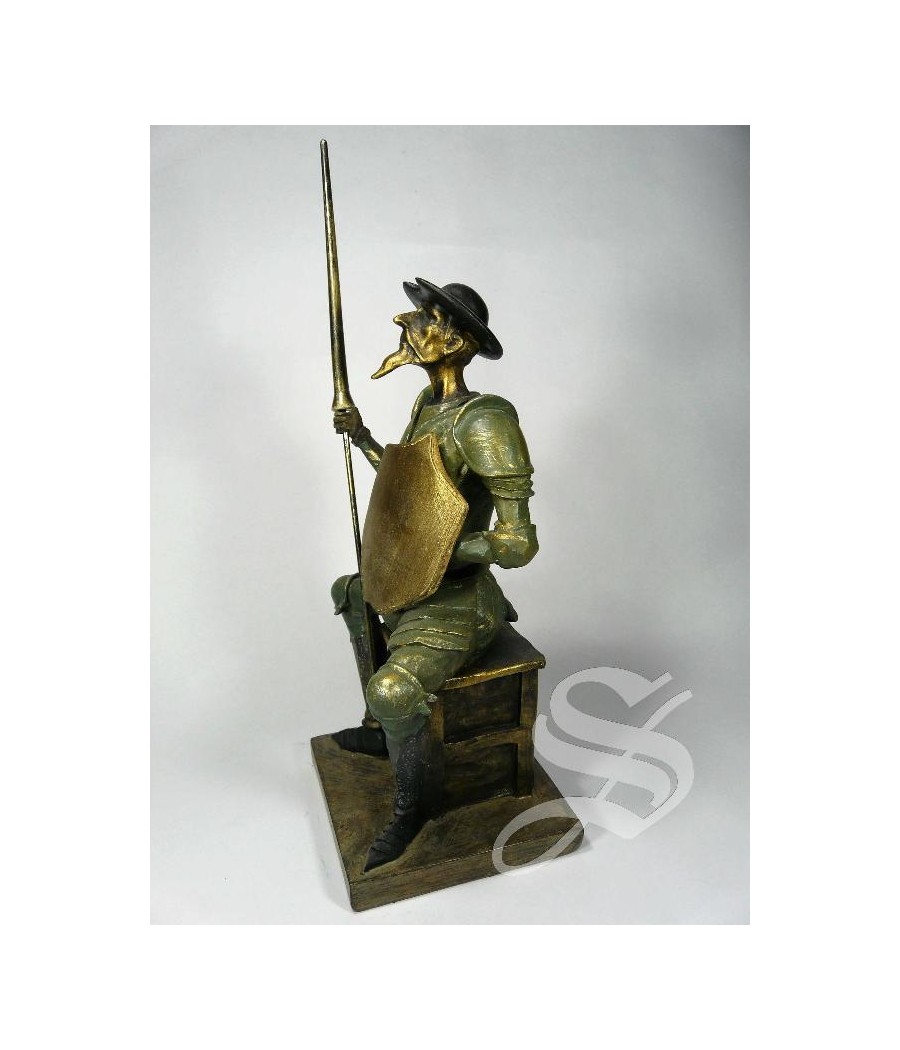 FIGURA QUIJOTE SENTADO CON ESCUDO Y LANZA ENVEJECIDO 13*11*26 + LANZA