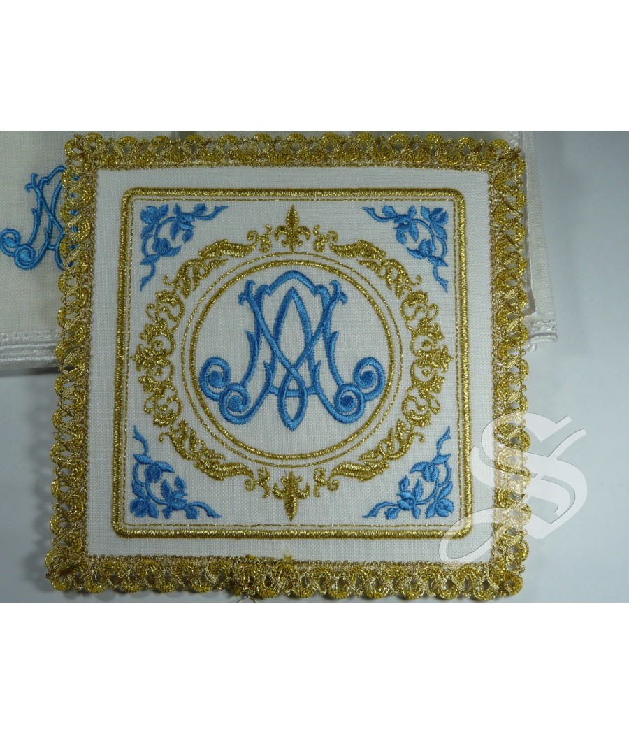 JUEGO DE ALTAR LINO M AZUL BORDADA CENEFA DORADA