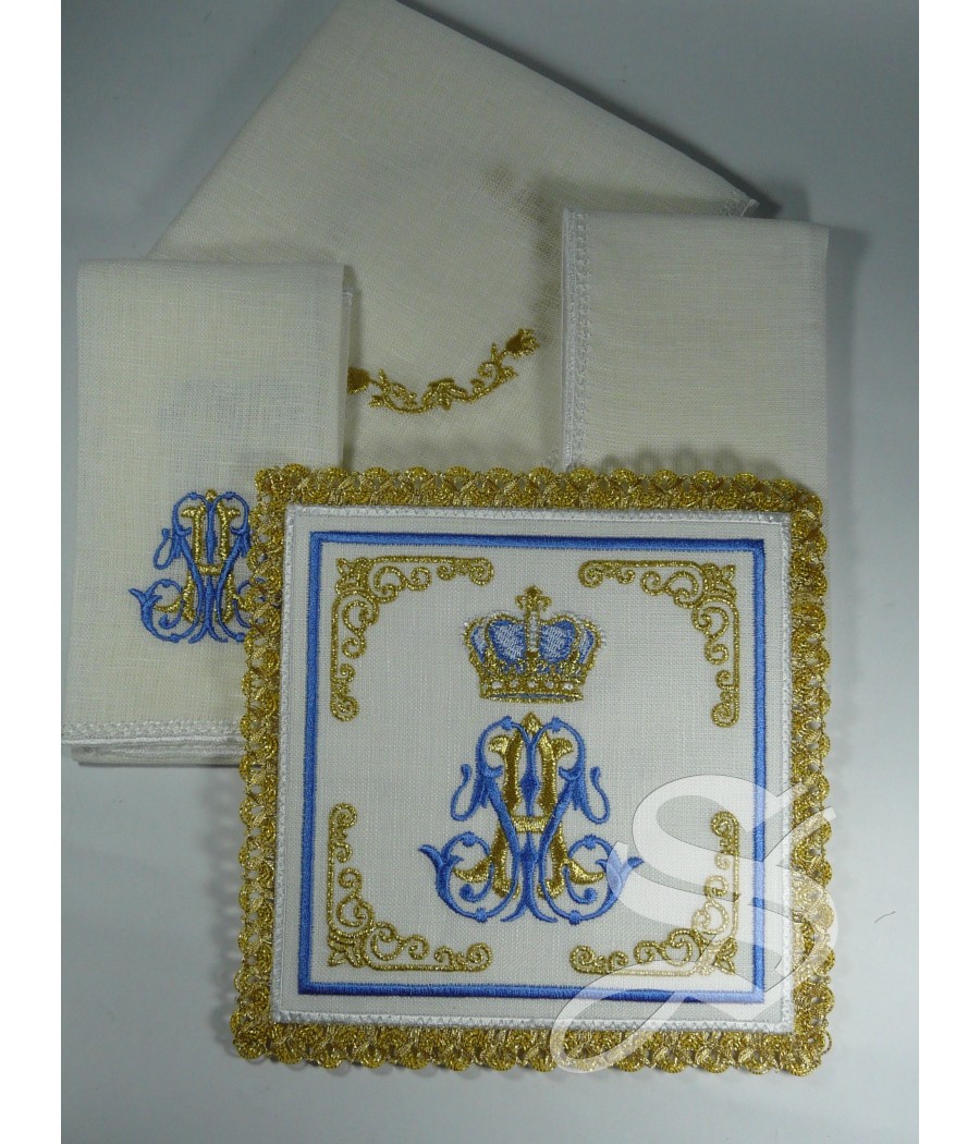 JUEGO ALTAR LINO M AZUL CON CORONA BORDADA CENEFA DORADA