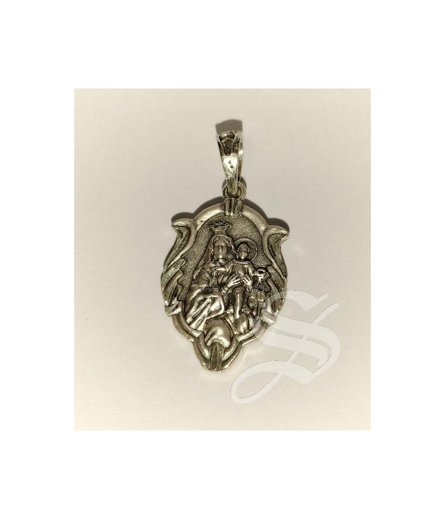 MEDALLA VIRGEN DEL CARMEN ESCAPULARIO PLATA OVAL CON HOJAS 23 X 14 MM.