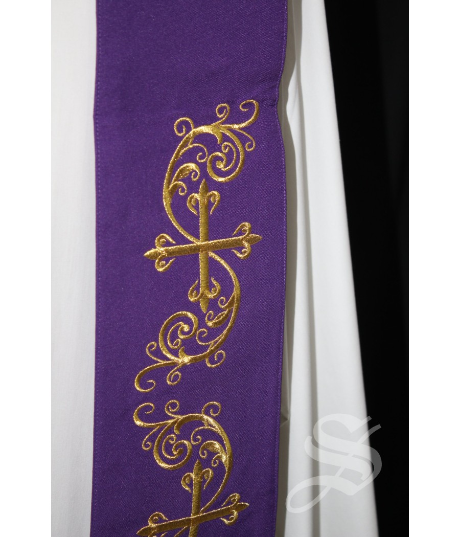ESTOLA 705 BORDADA CRUCES Y HOJAS DORADAS MORADA