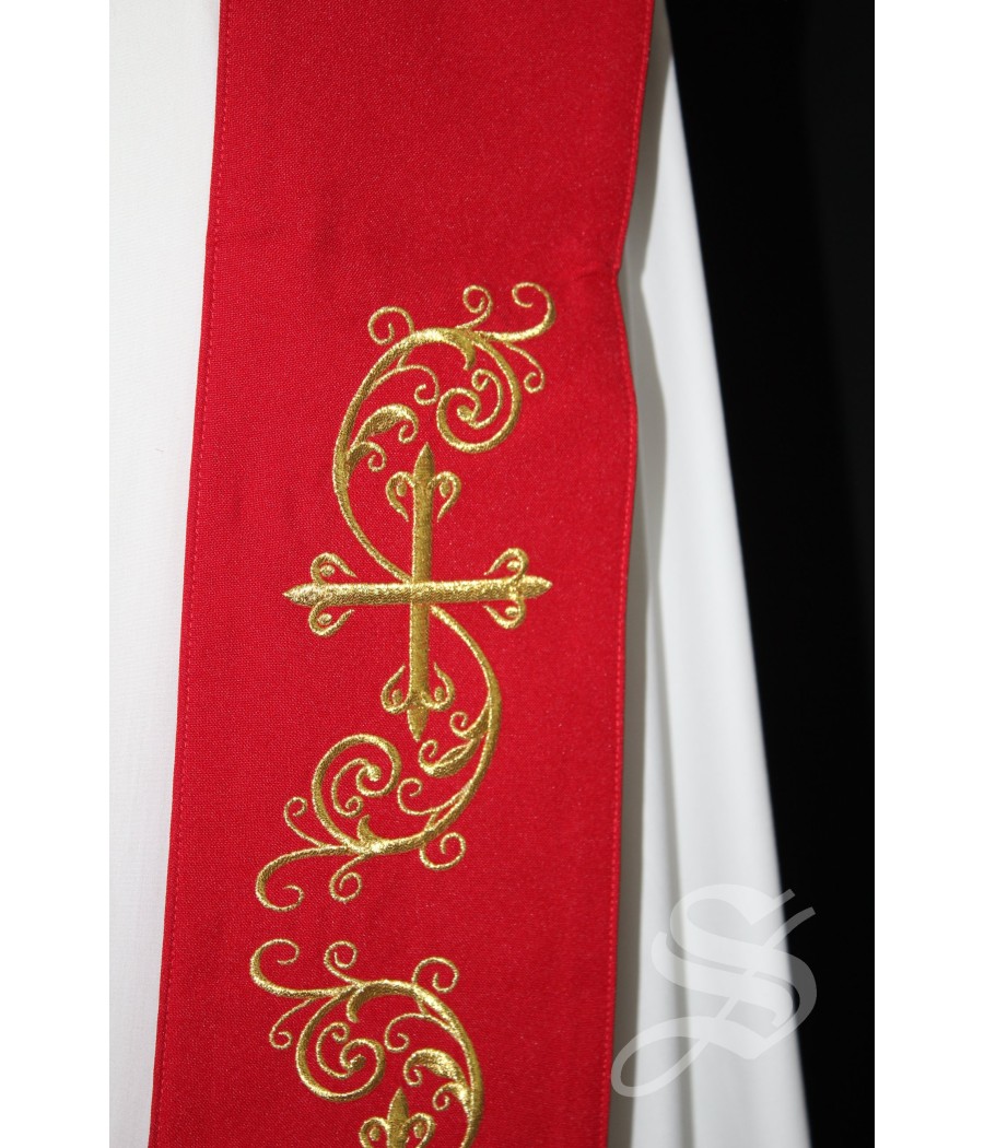 ESTOLA 705 BORDADA CRUCES Y HOJAS DORADAS ROJA