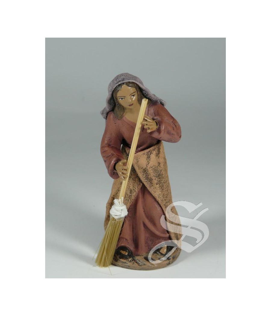 PASTORA CON ESCOBA 10 CM. BARRO
