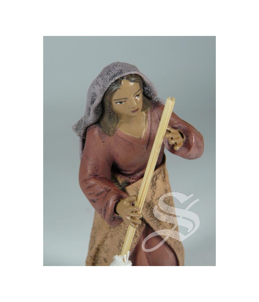 PASTORA CON ESCOBA 10 CM. BARRO