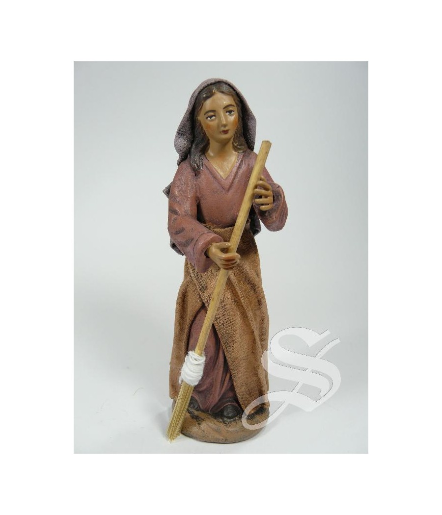 PASTORA CON ESCOBA 14 CM. BARRO LIENZADO