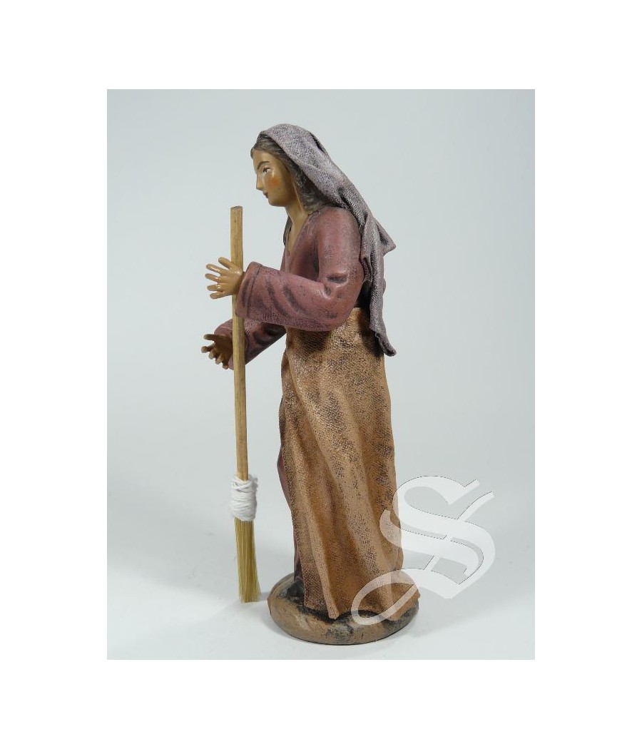 PASTORA CON ESCOBA 14 CM. BARRO LIENZADO