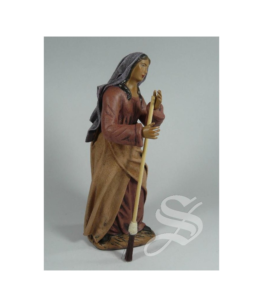 PASTORA CON ESCOBA 17 CM. BARRO LIENZADO