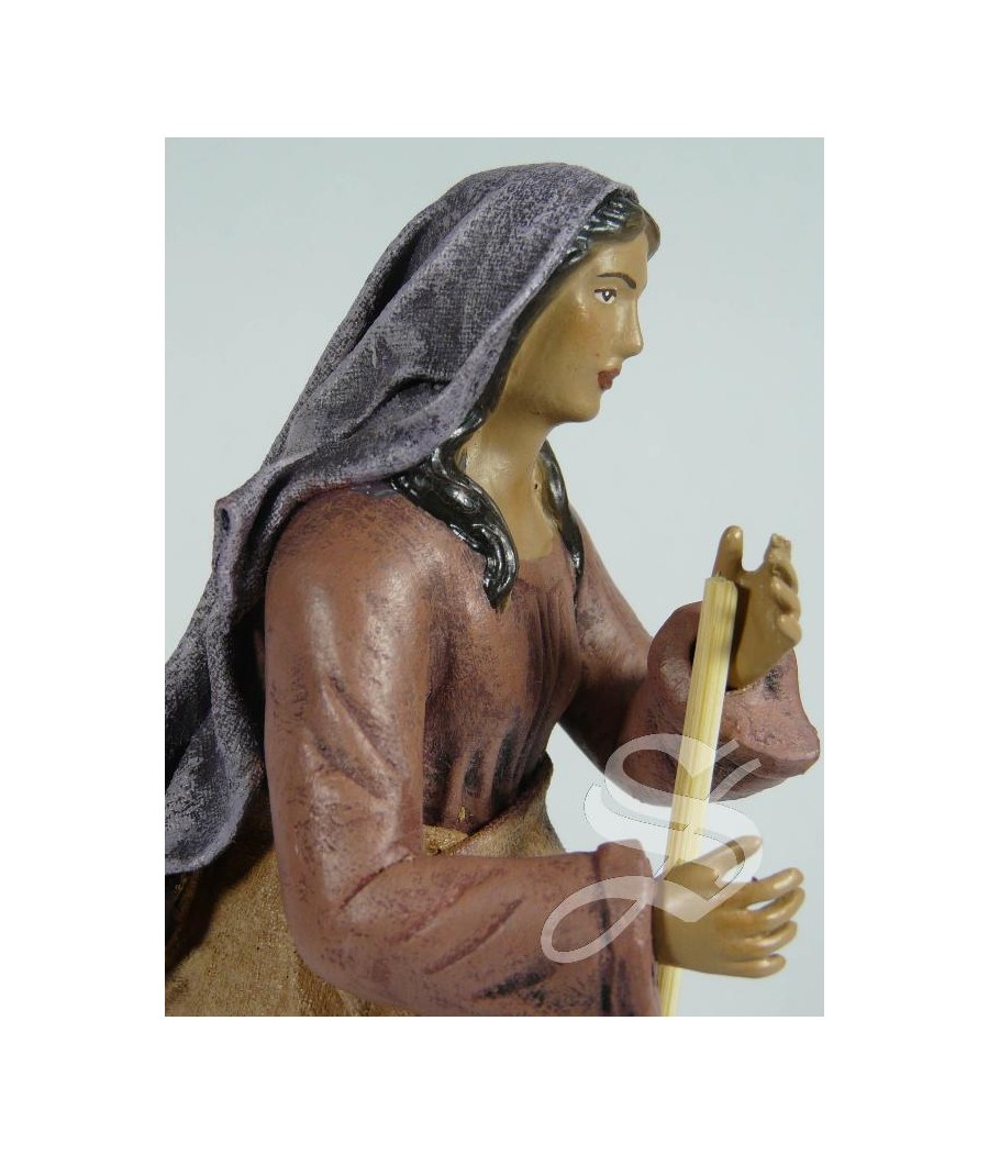 PASTORA CON ESCOBA 17 CM. BARRO LIENZADO