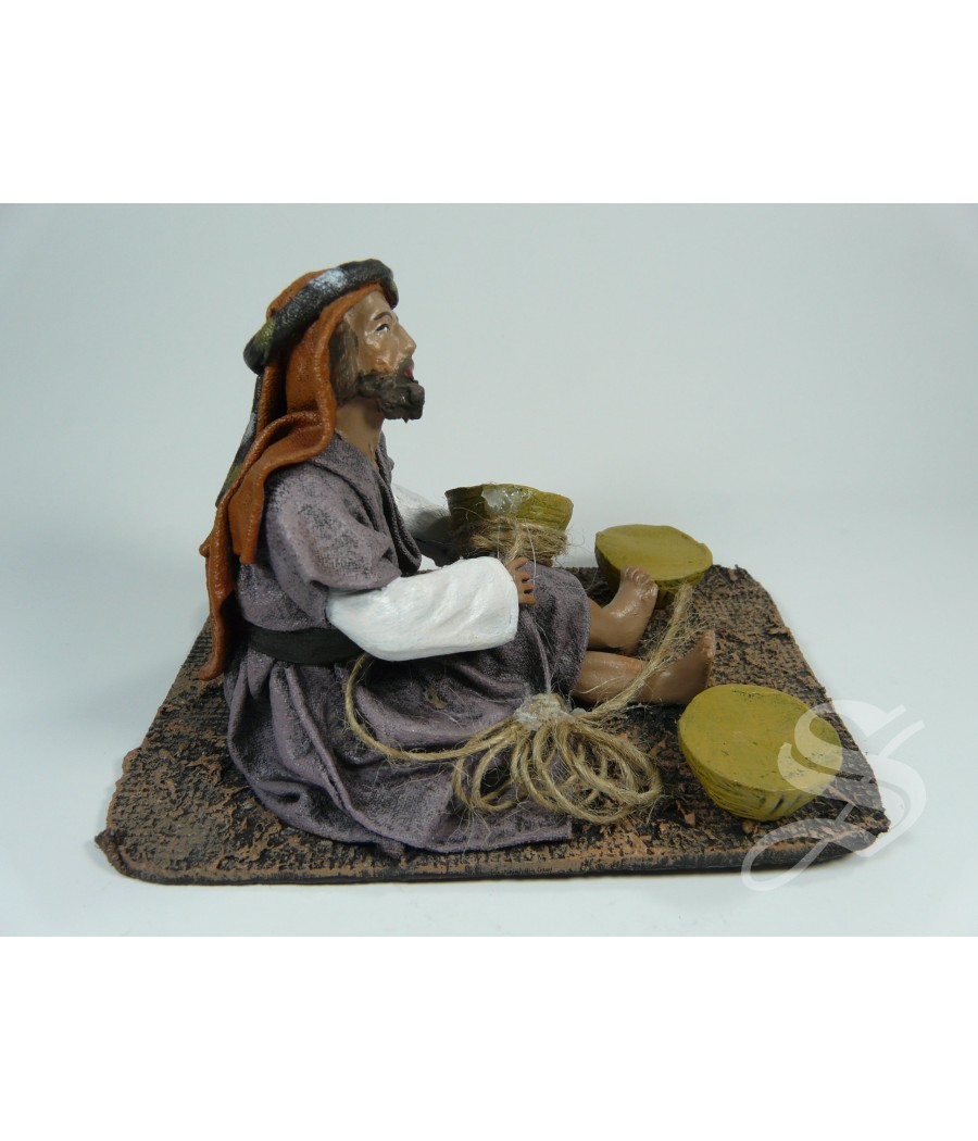 PASTOR HACIENDO CESTAS 14 CM.