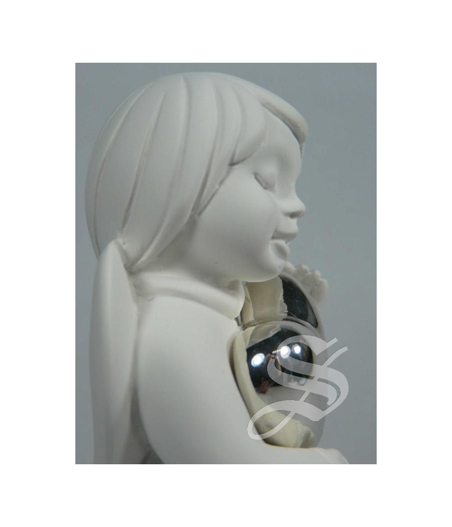 ANGEL RESINA BLANCA 11.5 CM CON CORAZON PLATEADO Y CAJA