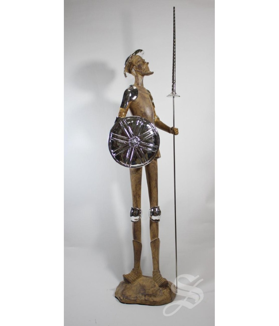 QUIJOTE RESINA IMITACION MADERA  DETALLES PLATEADOS. 16.5 X 15 X 58.5 CM