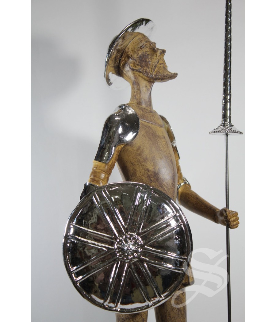 QUIJOTE RESINA IMITACION MADERA  DETALLES PLATEADOS. 16.5 X 15 X 58.5 CM