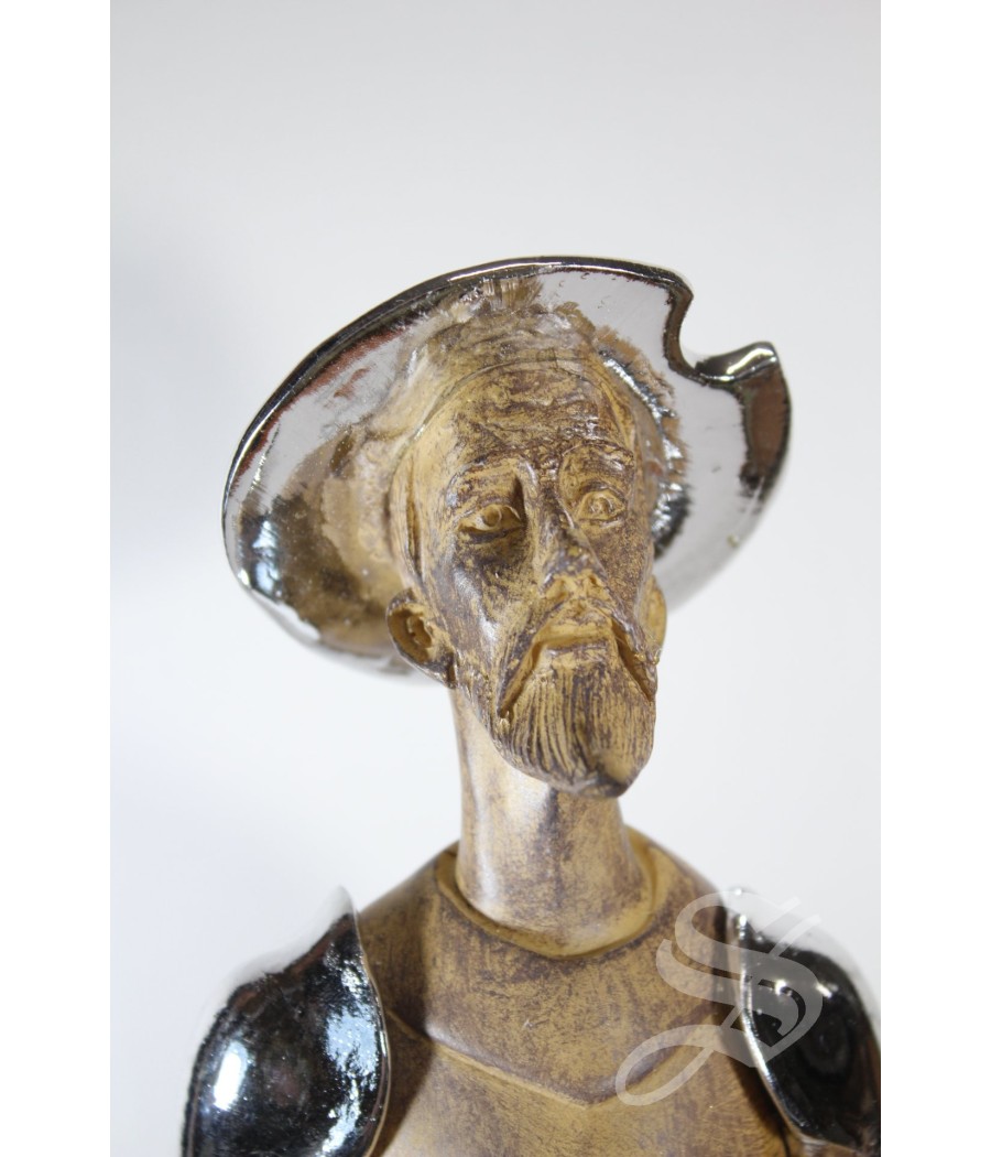 QUIJOTE RESINA IMITACION MADERA  DETALLES PLATEADOS. 16.5 X 15 X 58.5 CM