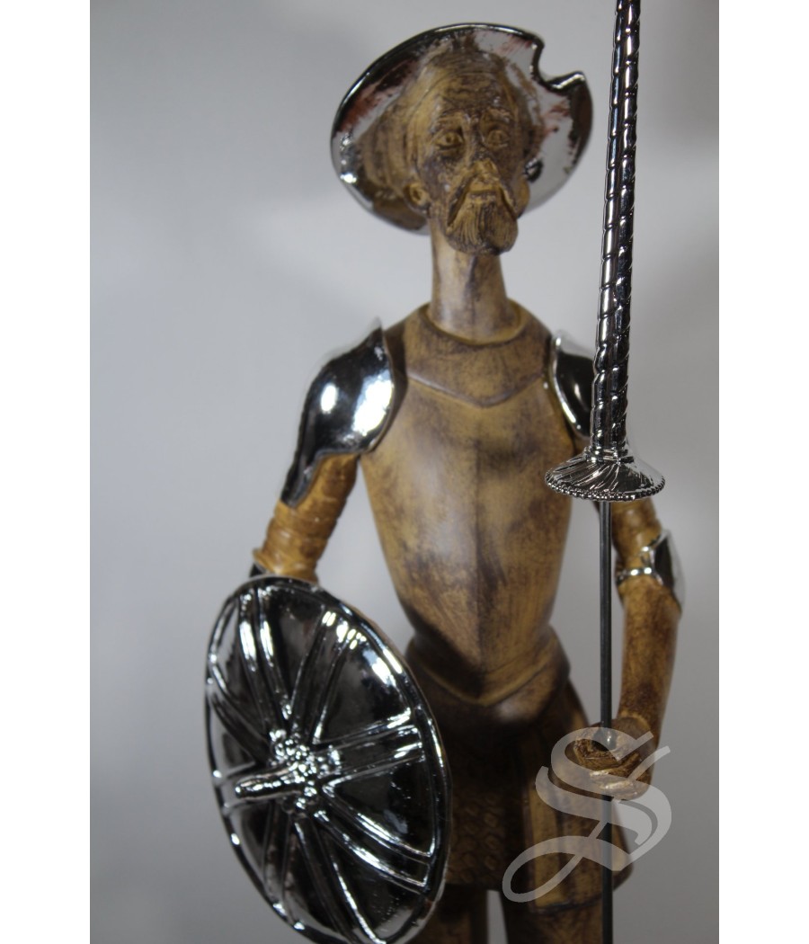 QUIJOTE RESINA IMITACION MADERA  DETALLES PLATEADOS. 16.5 X 15 X 58.5 CM