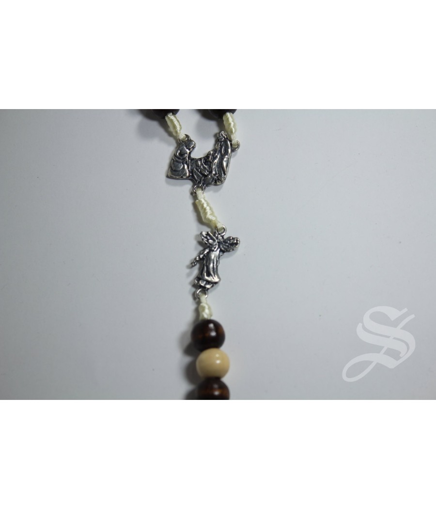 ROSARIO NAVIDAD 10 MM. MADERA CON CAJA