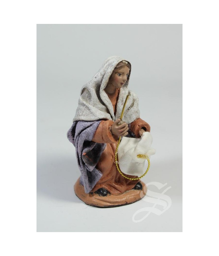 PASTORA SENTADA COSIENDO EN 10 CM.