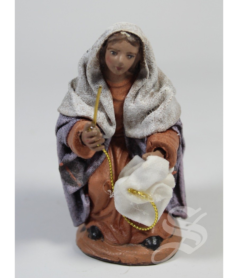 PASTORA SENTADA COSIENDO EN 10 CM.