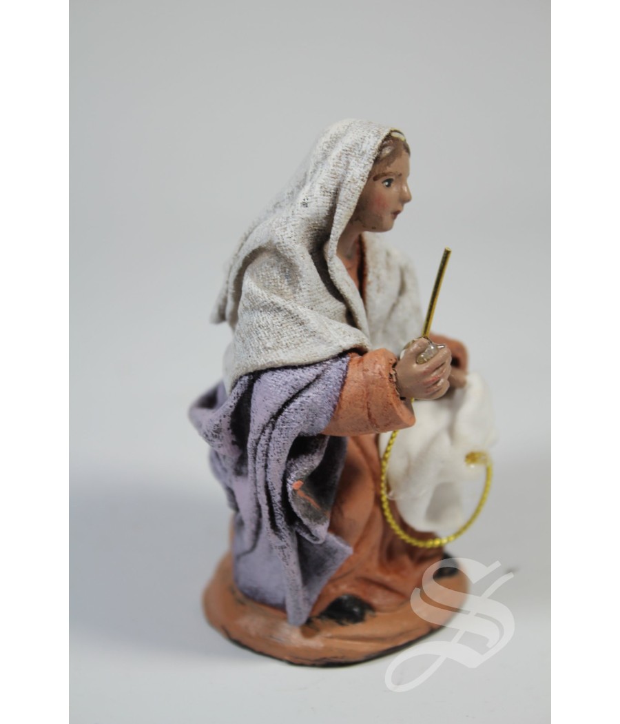 PASTORA SENTADA COSIENDO EN 10 CM.