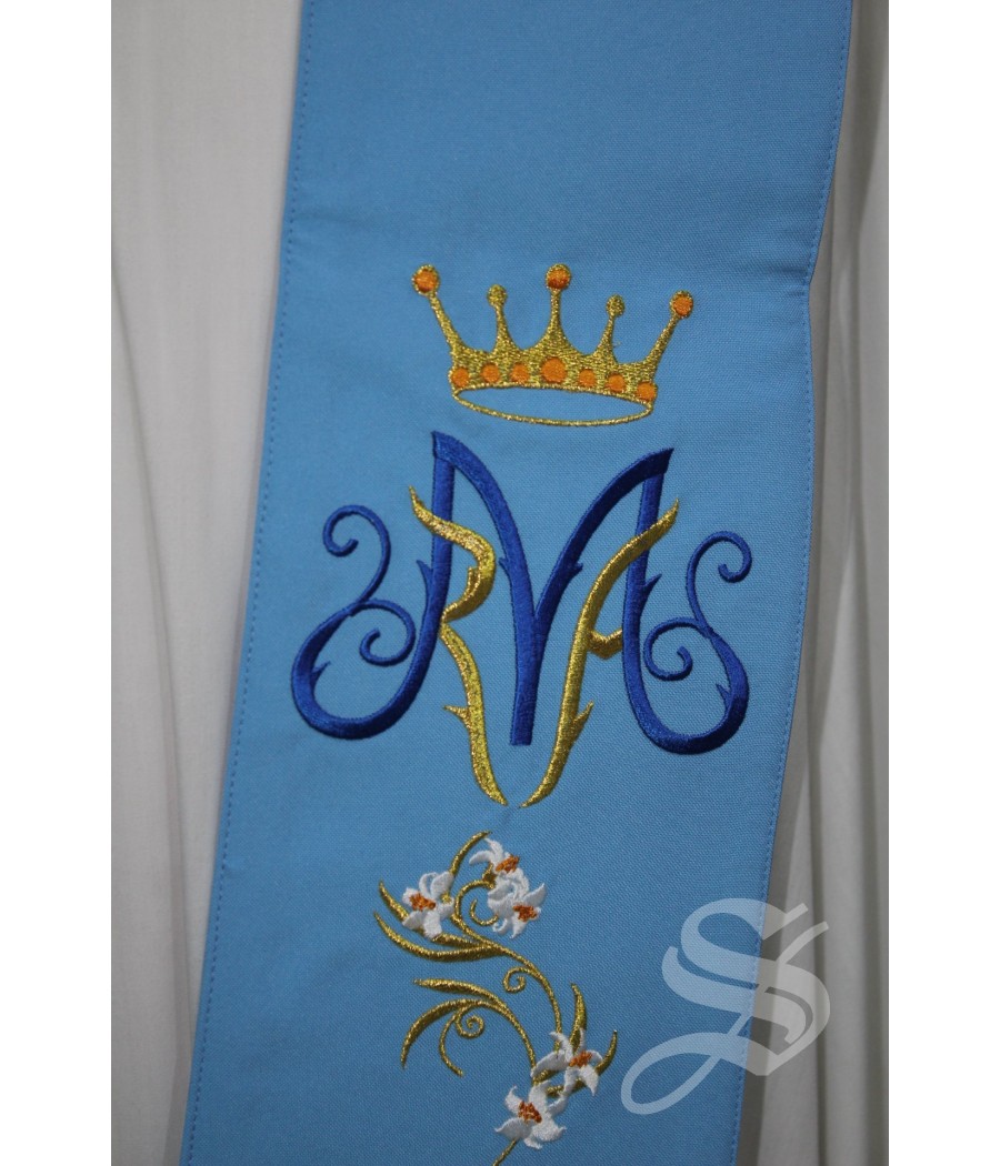 ESTOLA 704 BORDADA MARIA Y LIRIOS AZUL