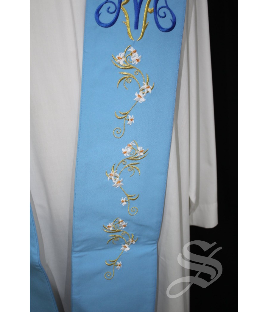 ESTOLA 704 BORDADA MARIA Y LIRIOS AZUL