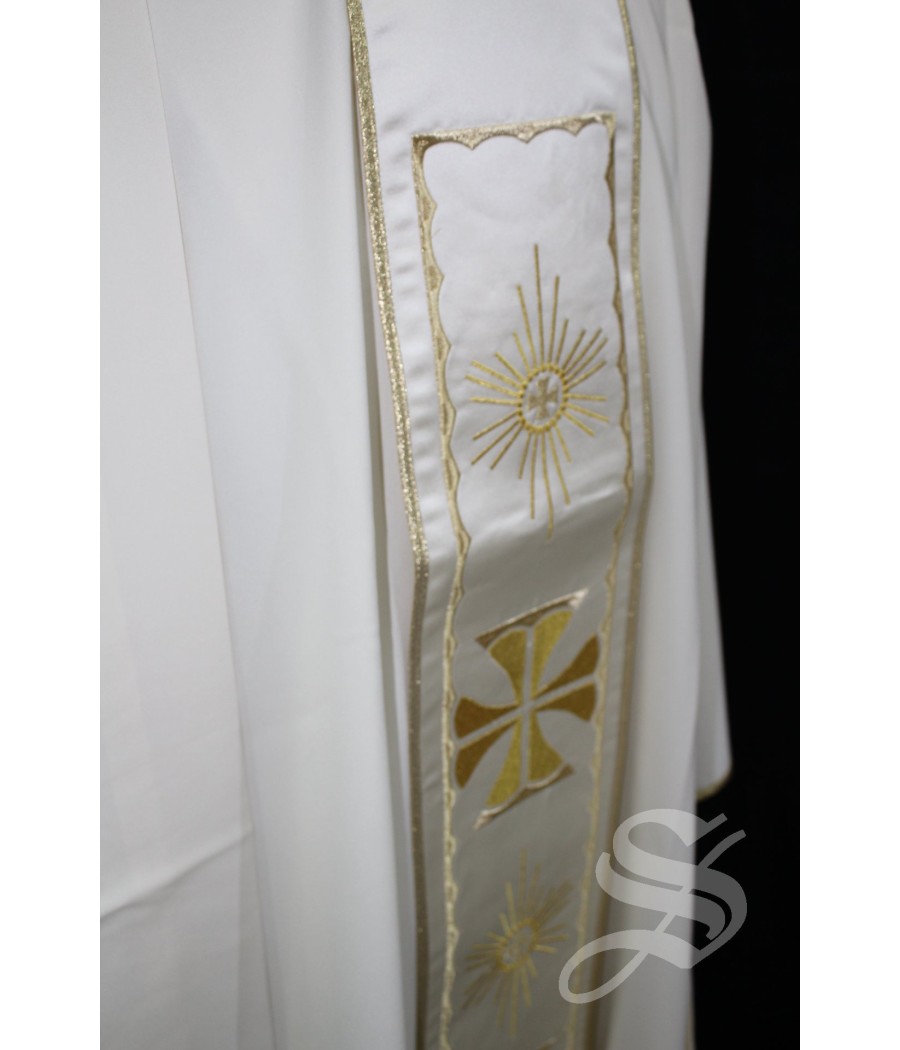 CASULLA 713 BLANCO CON ESTOLON BORDADO CRUZ CON MARCO DORADO ONDAS ESPECIAL