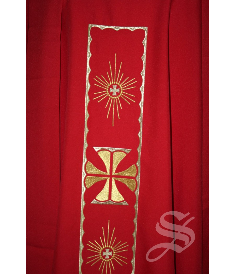 CASULLA 713  ROJA CON ESTOLON BORDADO CRUZ CON MARCO DORADO ONDAS