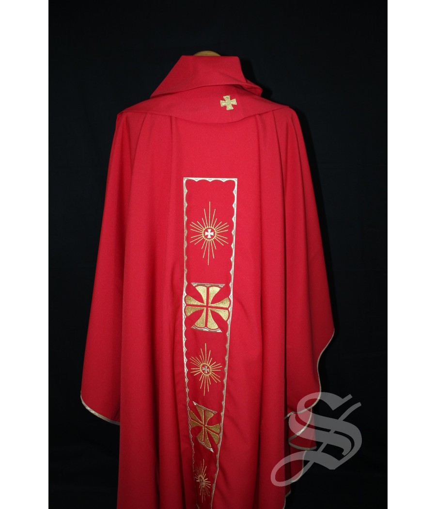 CASULLA 713  ROJA CON ESTOLON BORDADO CRUZ CON MARCO DORADO ONDAS
