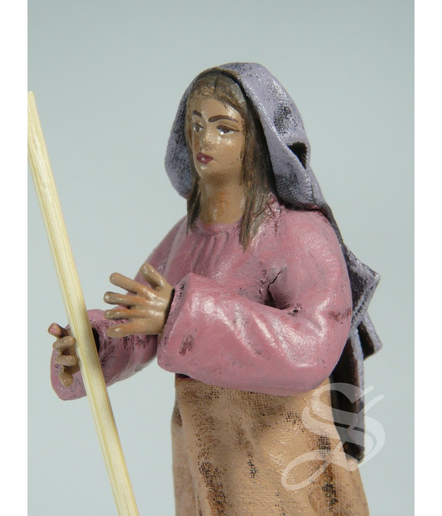 PASTORA CON ESCOBA 10 CM. BARRO