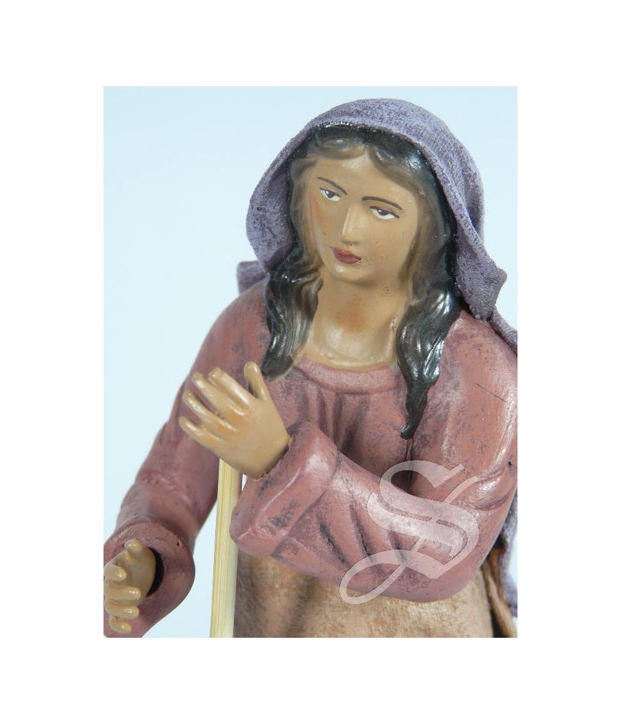 PASTORA CON ESCOBA 17 CM. BARRO LIENZADO