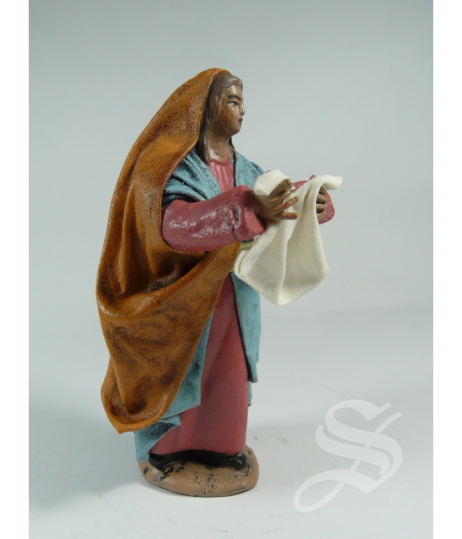 PASTORA TENDIENDO ROPA EN 10 CM.